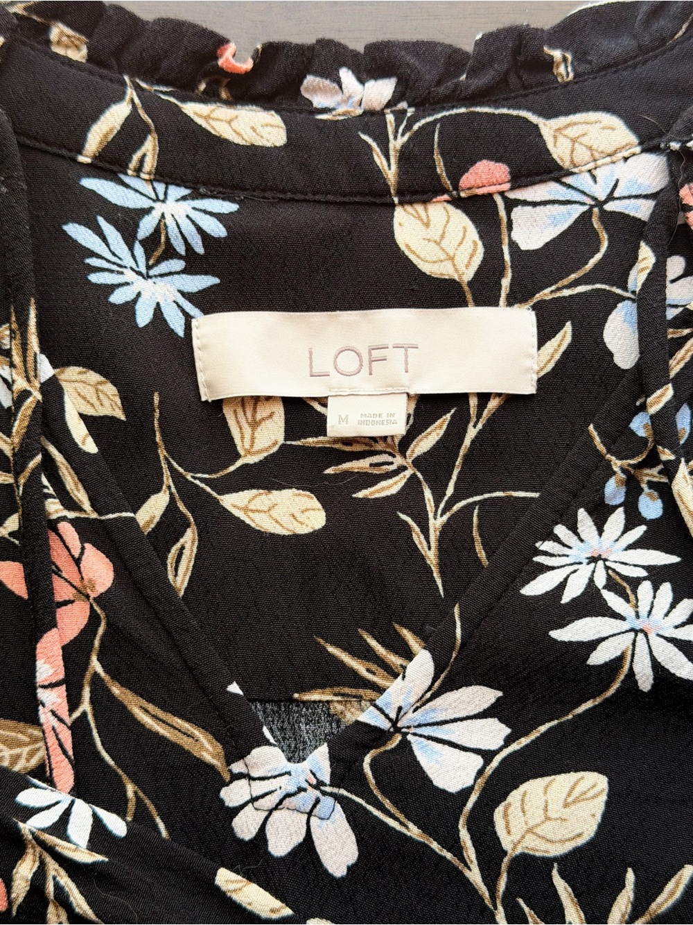 LOFT Floral Print Ruffle Neck Blouse Black Multicolor Long Sleeve M Preppy EUC - Picture 5 of 8
